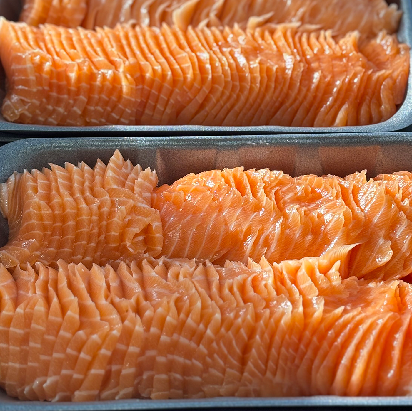 Färdigskuren lax till nigiri och maki
