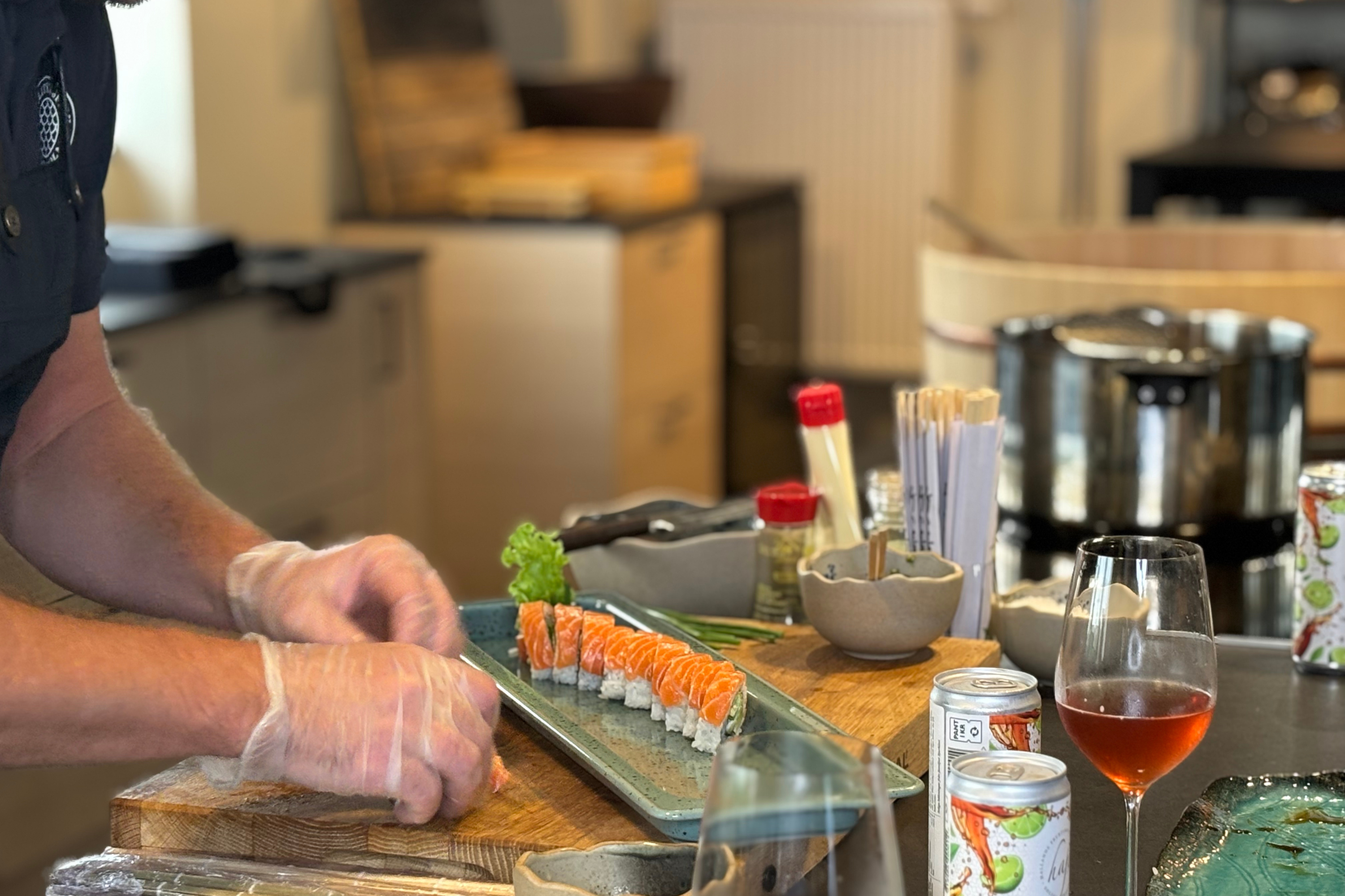 Sushikock skär upp maki med lax på