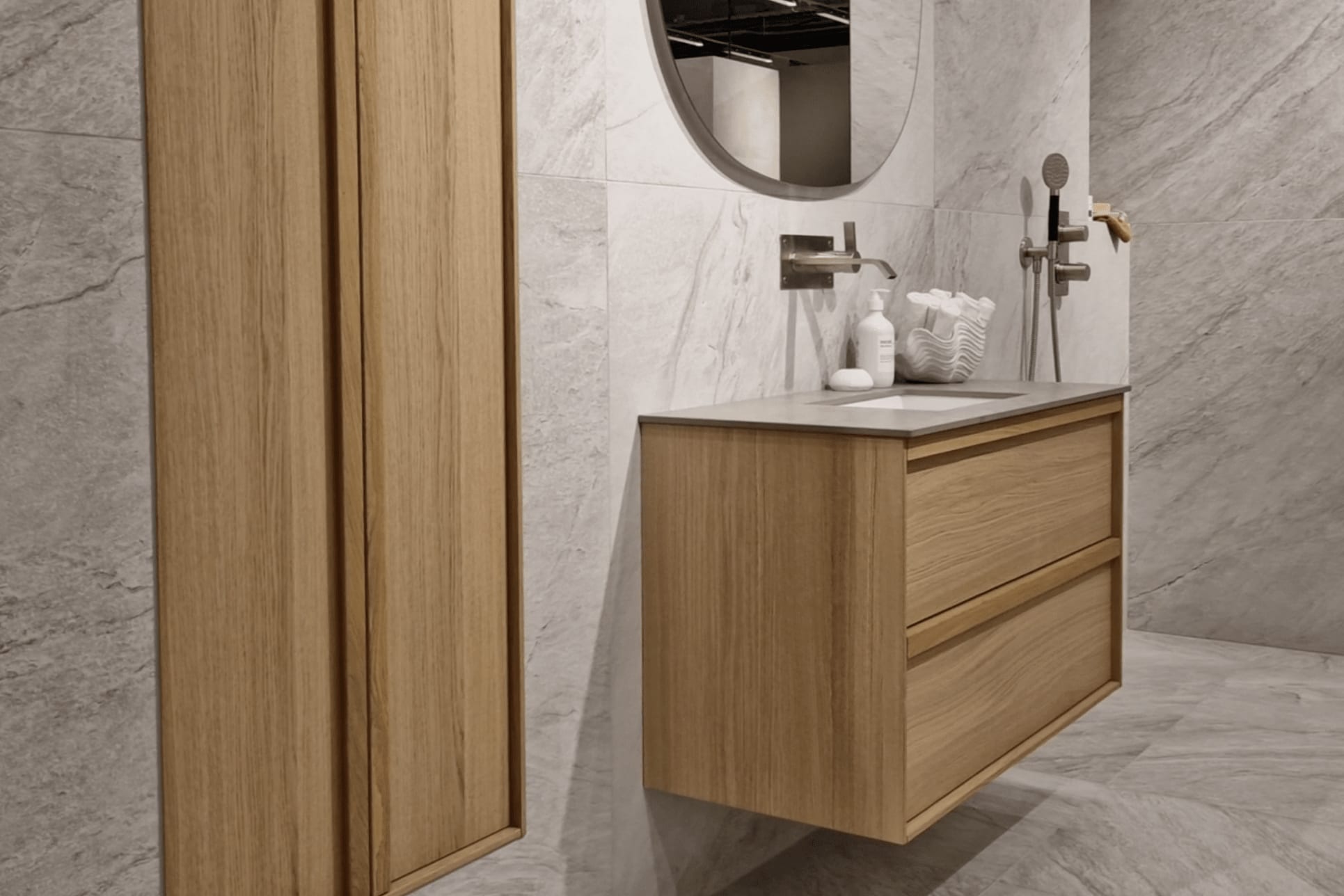 Haven badrumsinredning och inbyggda högskåp i badrum i färgen