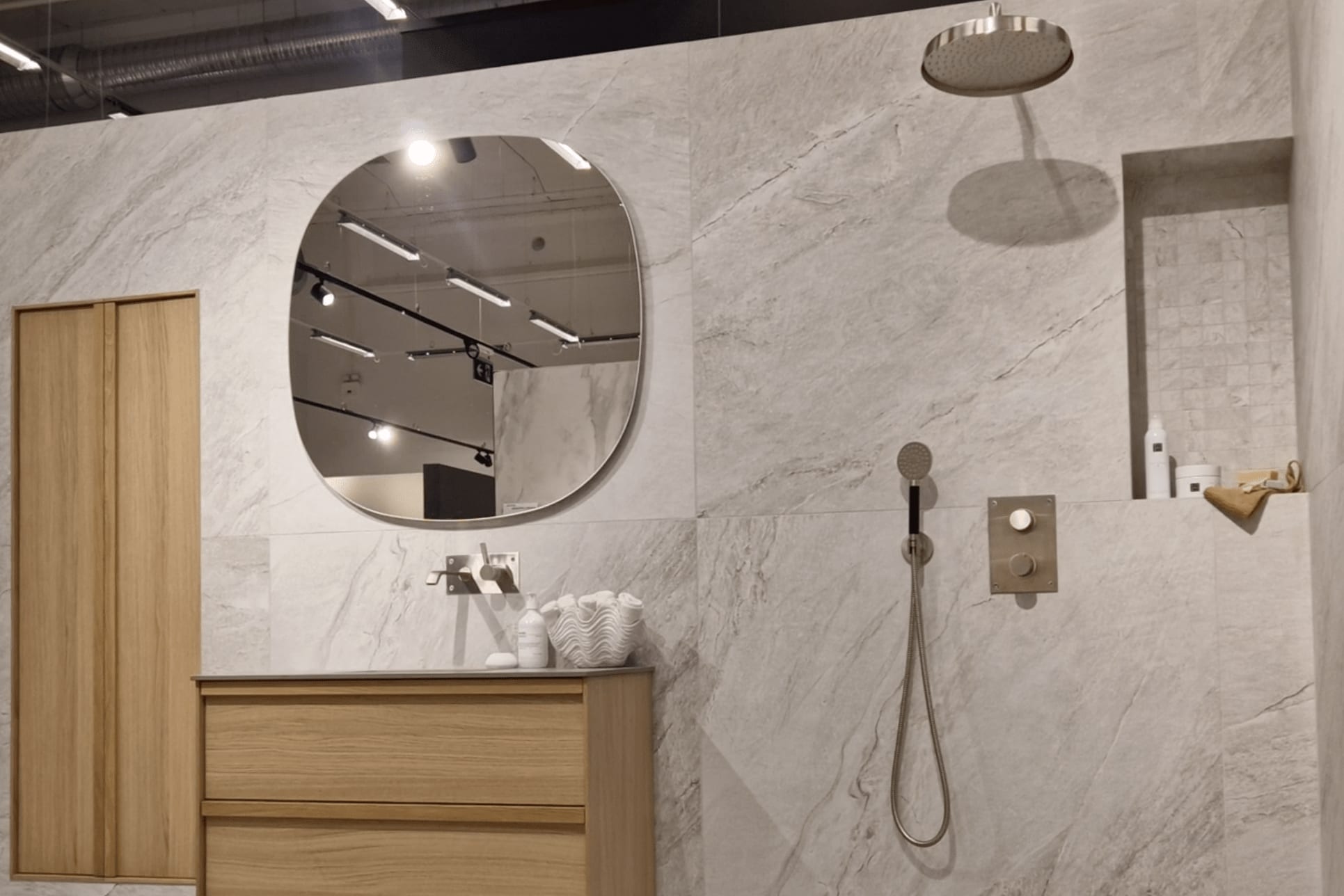 Tapwell tvättställsblandare och dusch i färgen borstad nickel.  Men Haven badrumsinredning och högskåp i färgen Oak Wood.