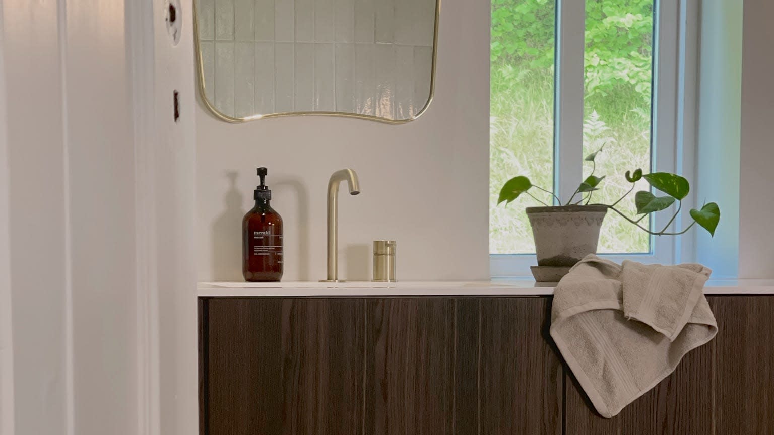 Designkks badrum med Arbi skräddarsydd badrumsinredning och Gessi tvättställsblandare