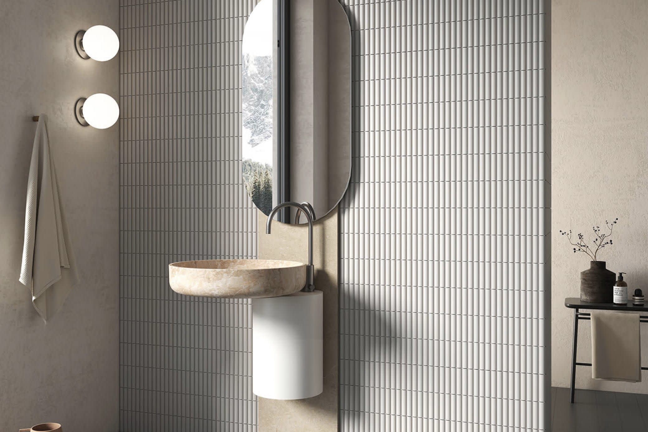 Fluted, lyse rillefliser på badet.