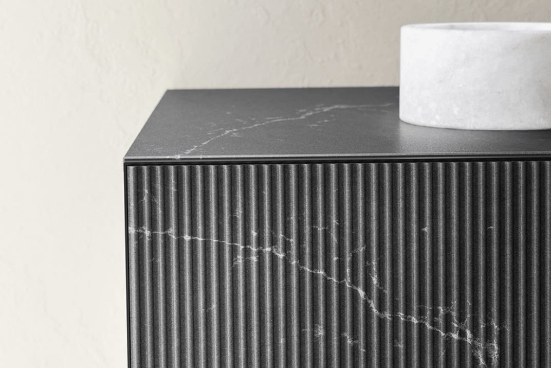 Baderomsinnredning med skrog i rillemønster.