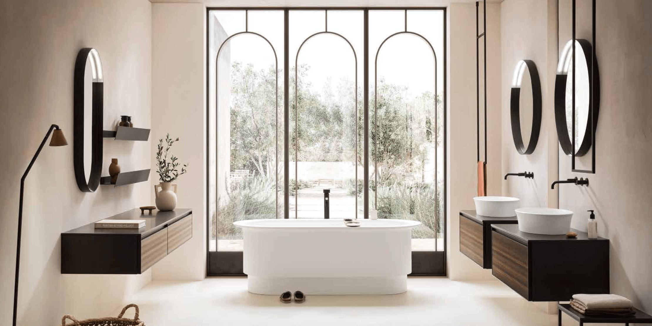 Baderom med skreddersydd baderomsinnredning i treverk med runde speil over.