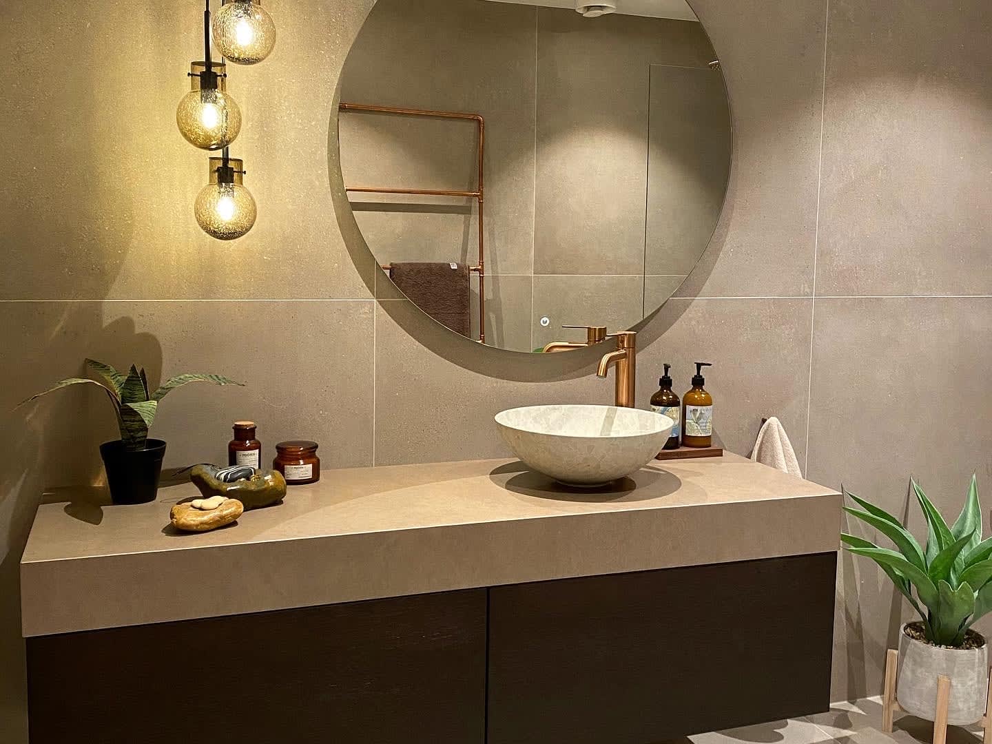 Casachicks baderomsinnredning fra Arbi og bolleservant fra Korsbakken med Silhouet servantbatteri i kobber.