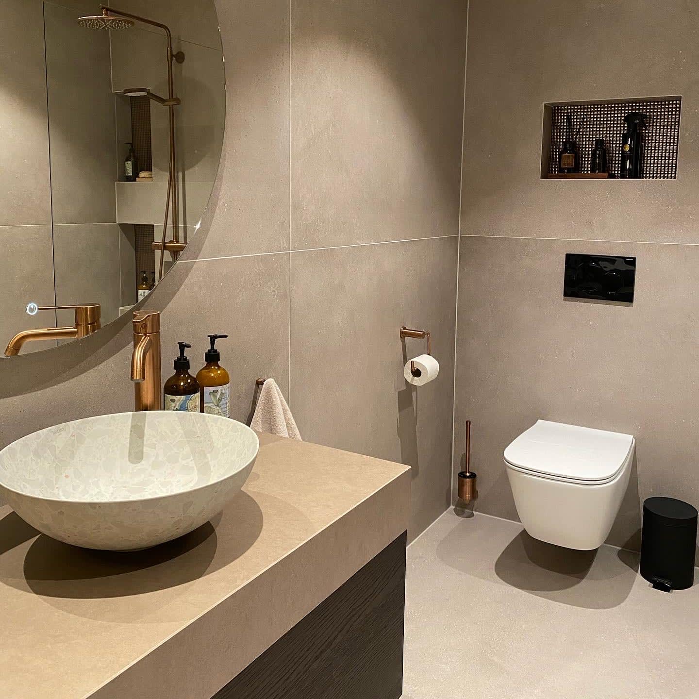 Baderomstilbehør i kobber med bolleservant i terrazzo-mønster fra Korsbakken bad.