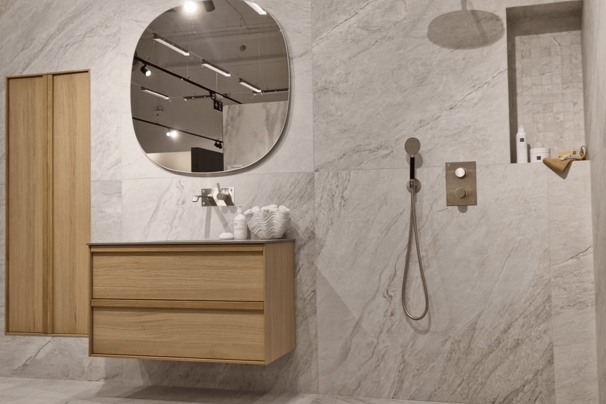 Haven baderomsinnredning med Tapwell servantbatteri og innebygd dusj.