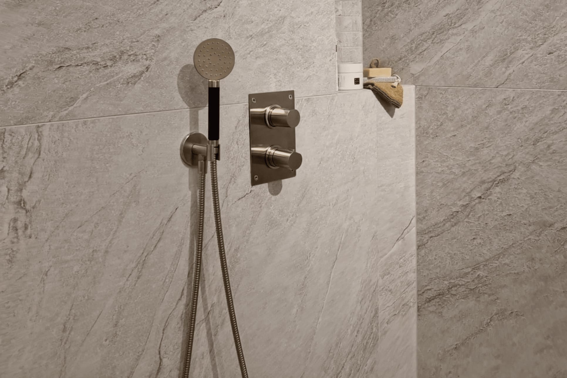 Tapwell innbygging dusj i brushed nickel på baderom