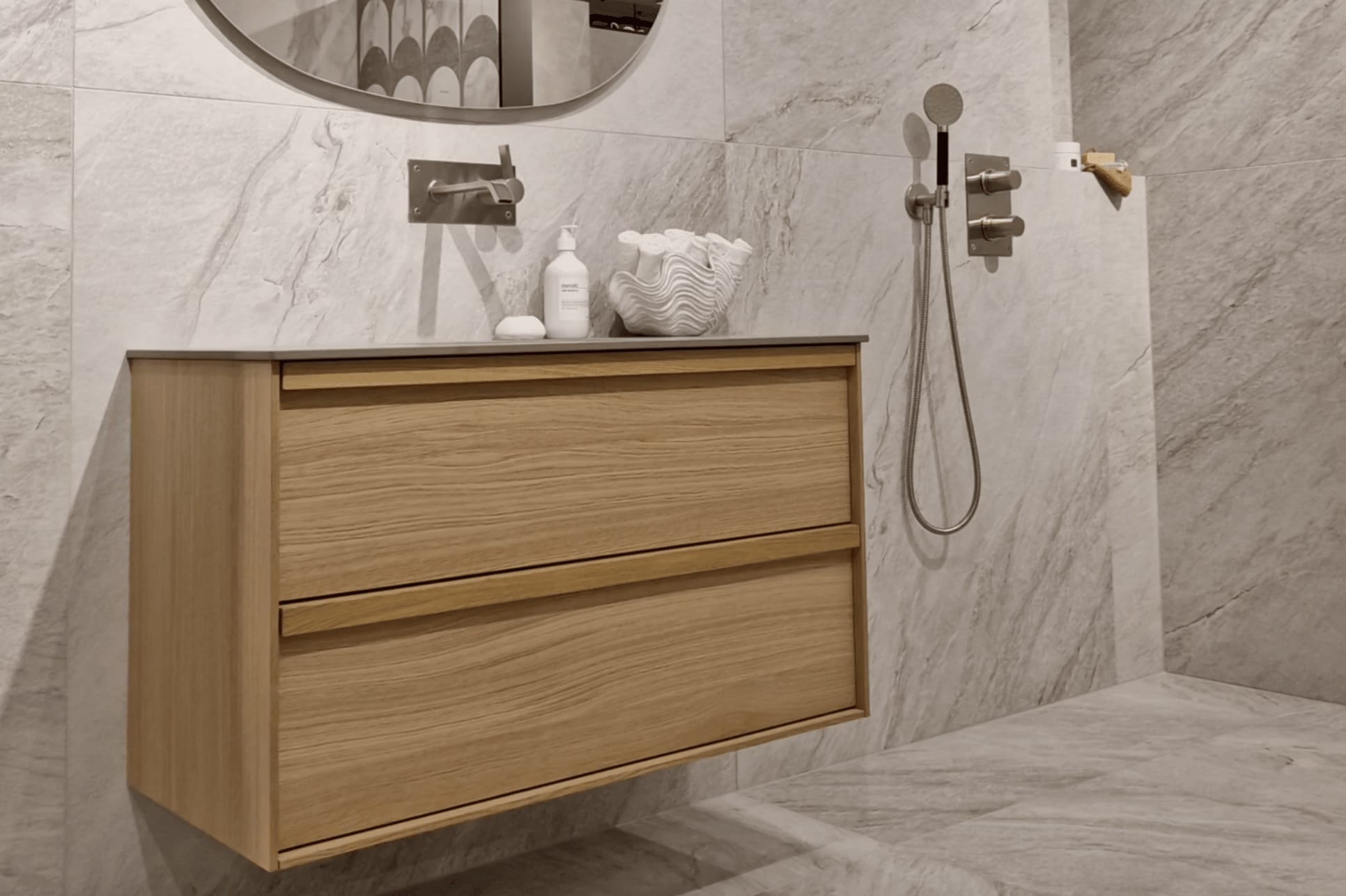 Haven baderomsinnredning i fargen Oak Wood med Tapwell servantbatteri i fargen Brushed Nickel.