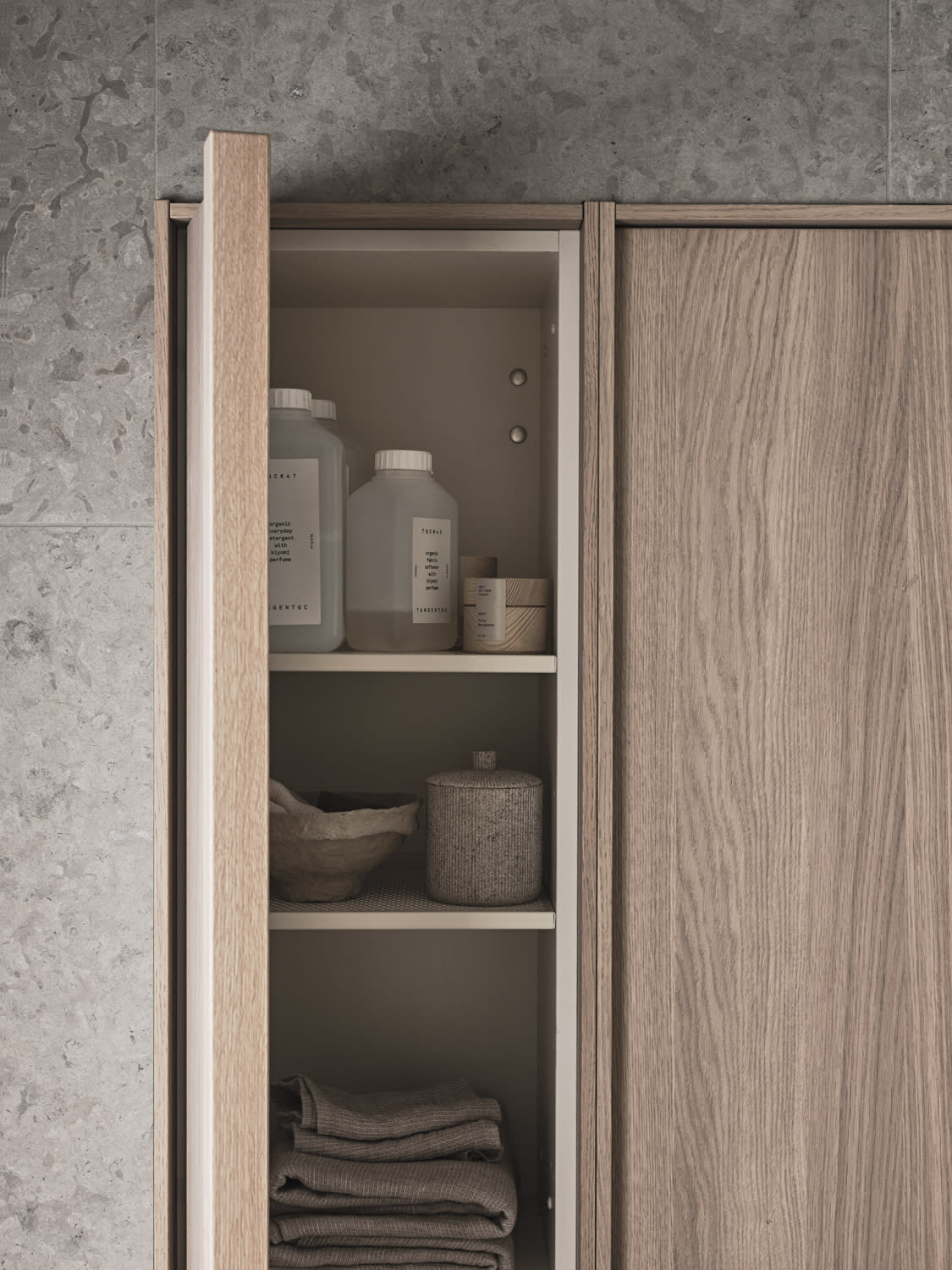 Haven høyskap i walnut med Bricmate fliser.