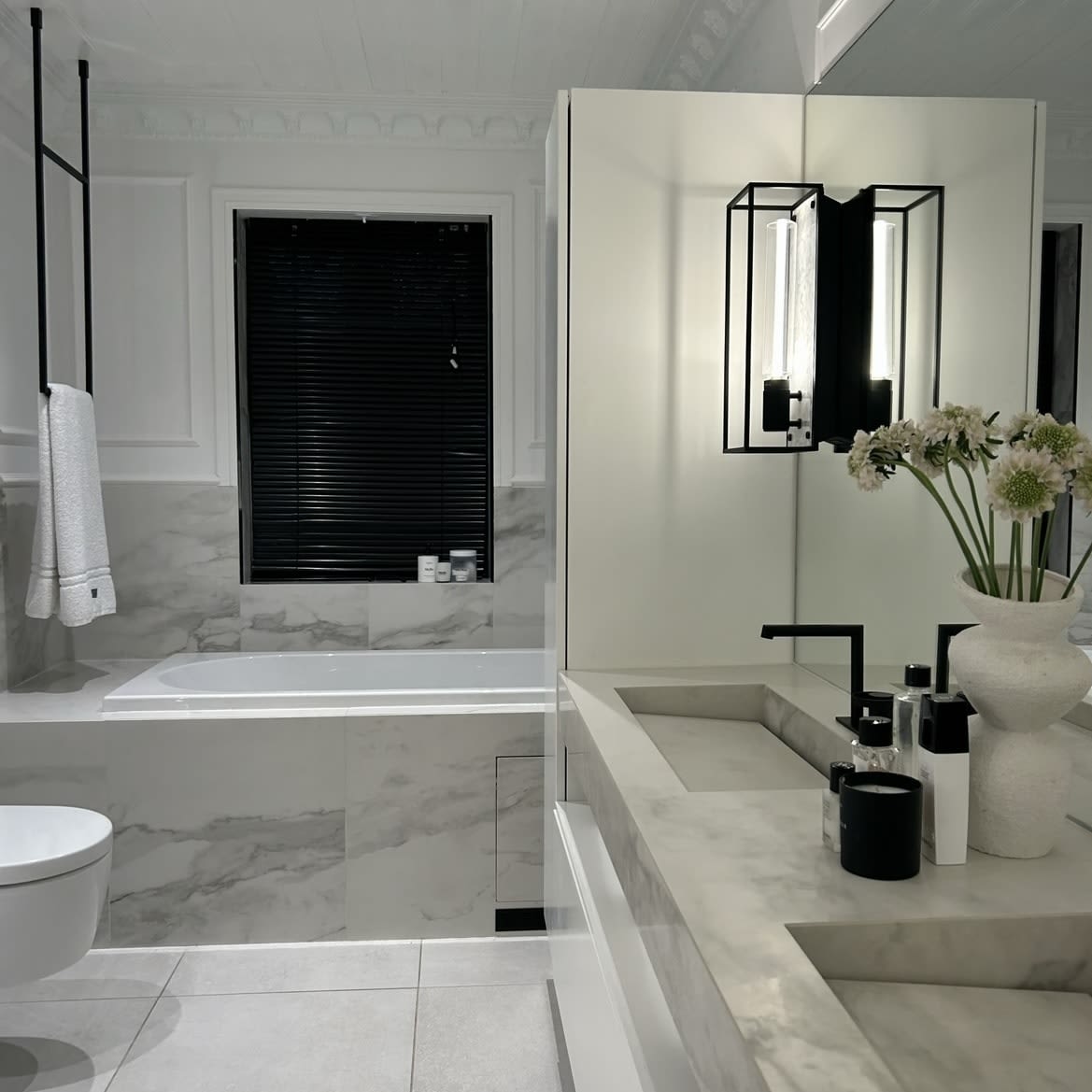 Hjemme hos Maline Janine @malinjanine med skreddersydd baderomsinnredning og marmorfliser