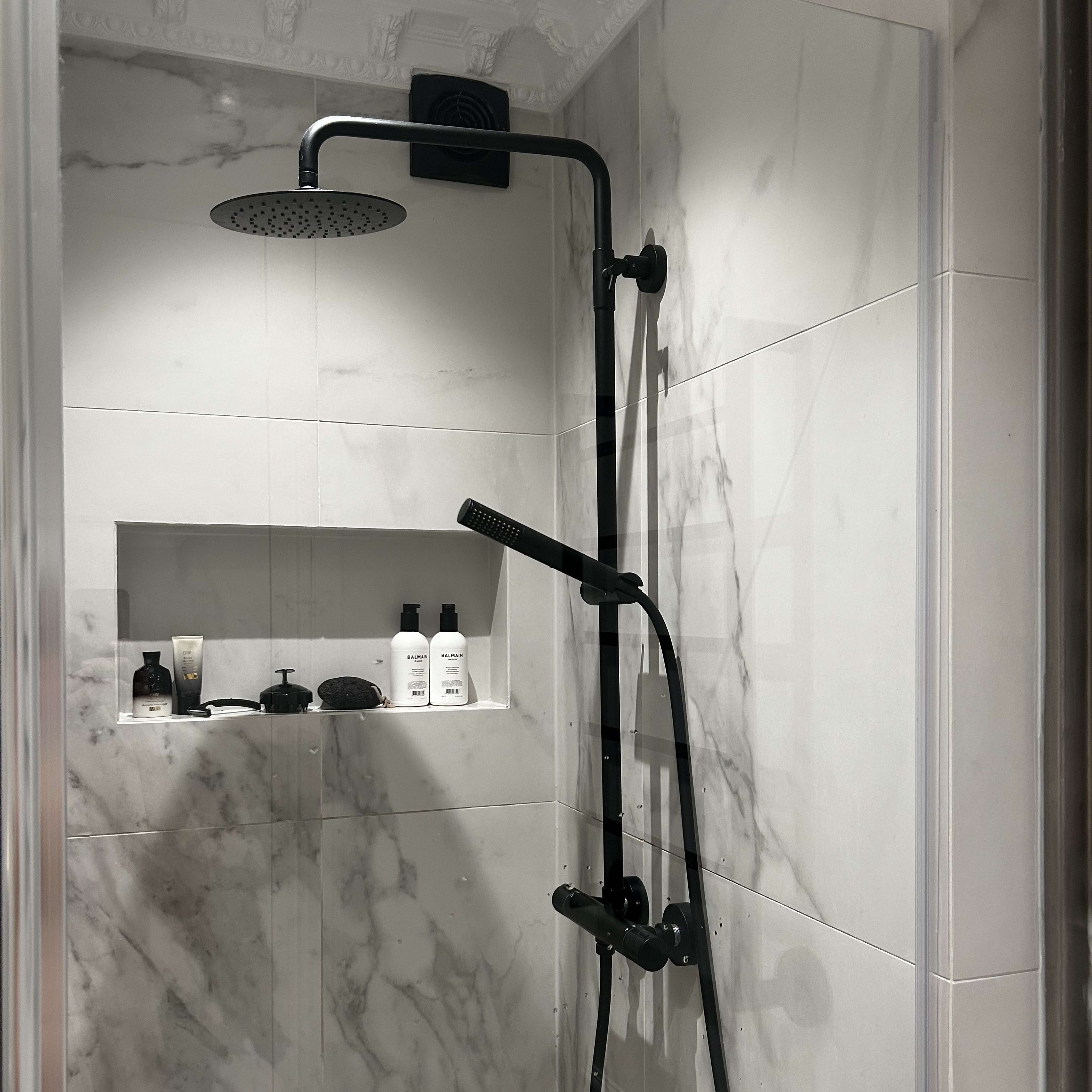 Hjemme hos Maline Janine @malinjanine med skreddersydd baderomsinnredning og marmorfliser med Anine bing duftlys og Chanel kremer.