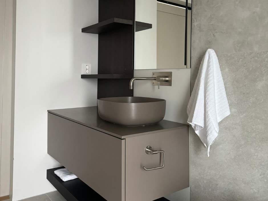 Rock Salt fliser på baderom med skreddersydd baderomsinnredning fra Arbi.