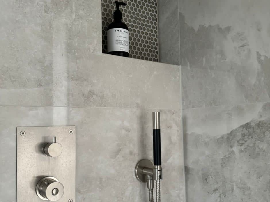 Rock Salt fliser på baderom med skreddersydd baderomsinnredning fra Arbi.