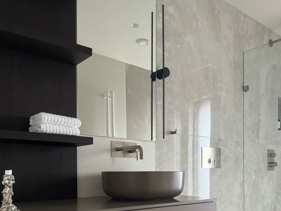 Belysning spiller en viktig rolle i Marthes baderom. Hun har valgt en blanding av taklamper, vegglamper og speilbelysning for å skape en varm og innbydende atmosfære.