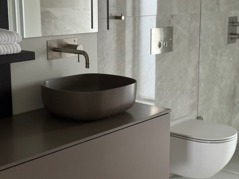 Rock Salt fliser på baderom med skreddersydd baderomsinnredning fra Arbi.