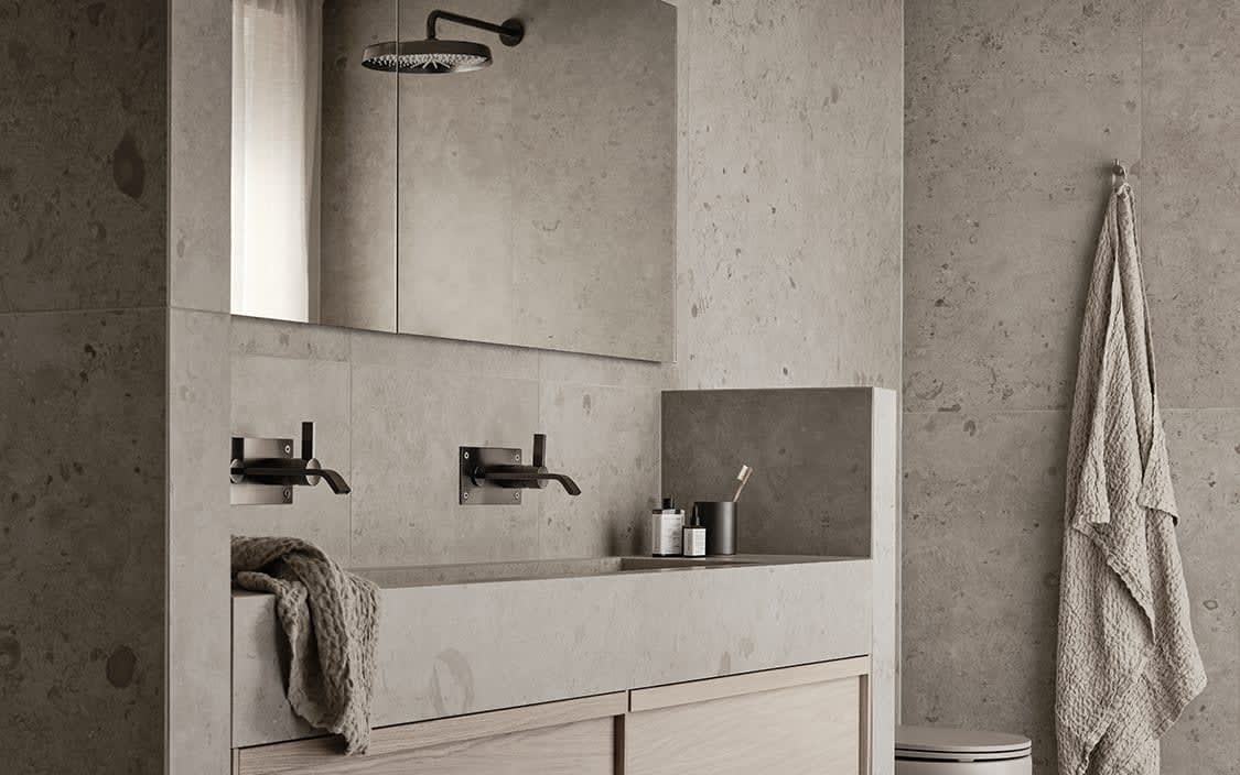 bricmate norrvange light grey fliser hos Norfloor med haven baderomsinnredning og Tapwell servantbatteri og takdusj