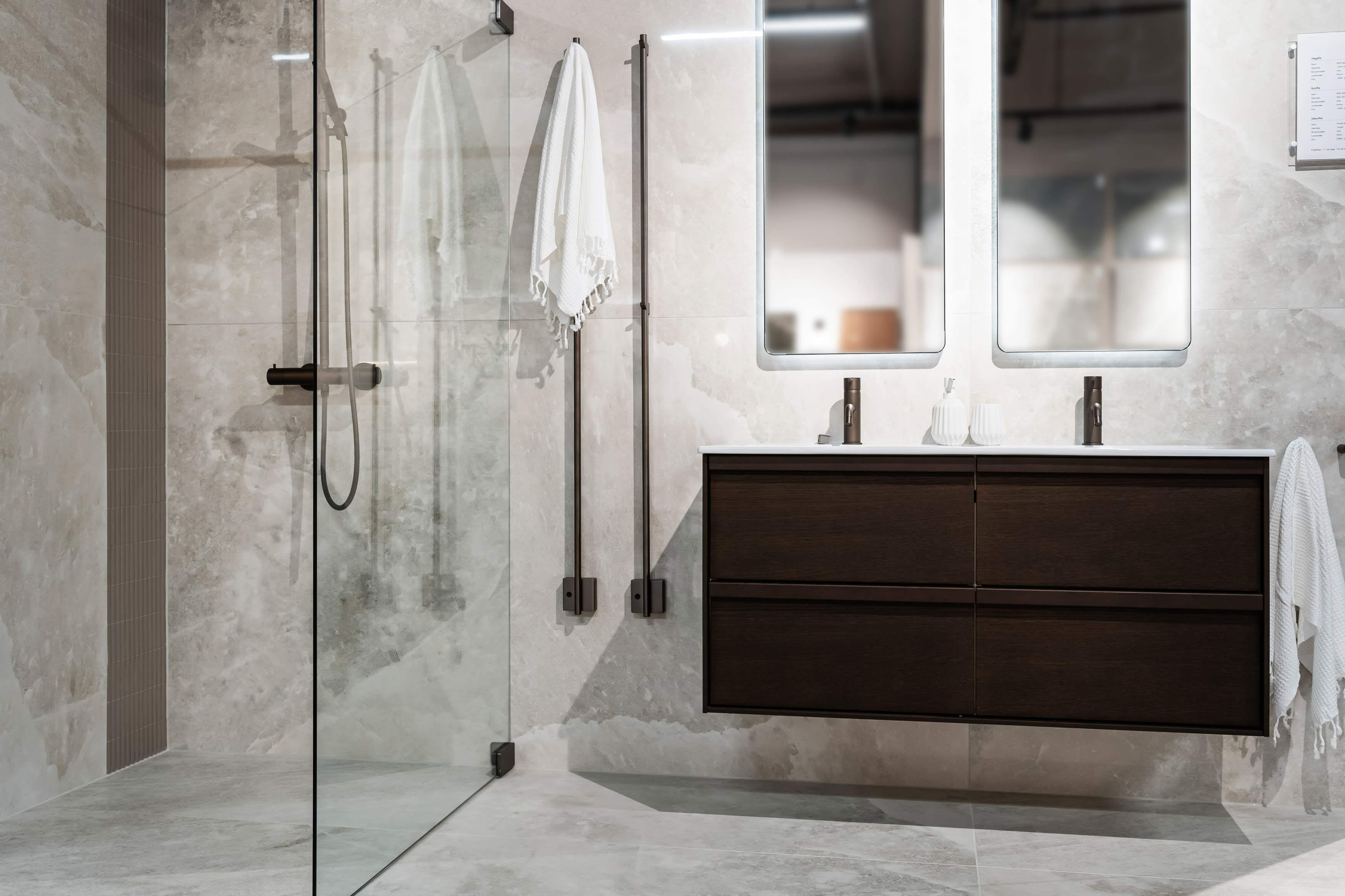 Baderom med Rock Salt fliser fra Norfloor med Haven baderomsinnredning og bronze servantbatteri, takdusj og håndklekroker fra Tapwell