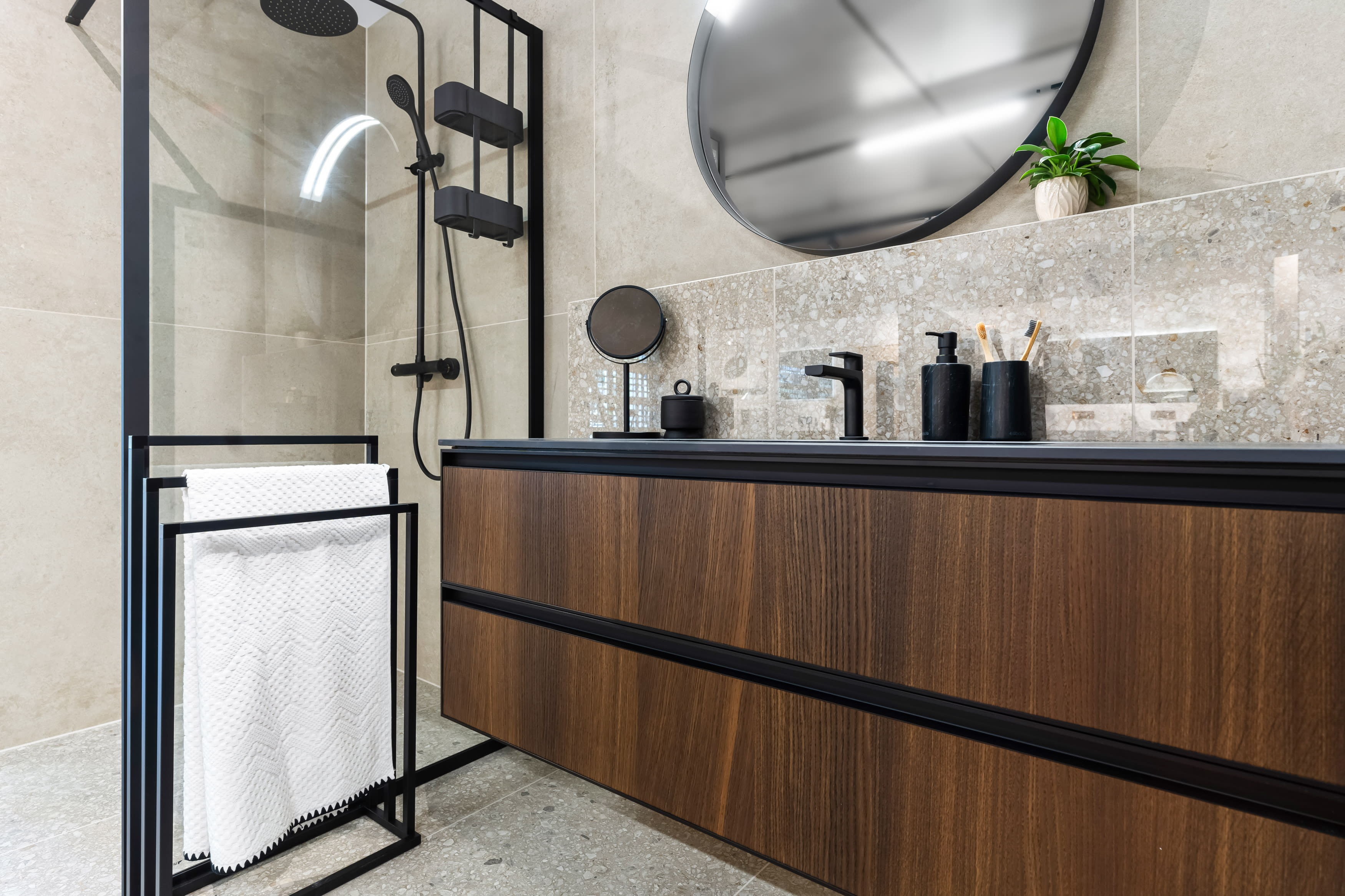 Baderom med Match Up fliser fra Florim og matt sort servantbatteri og takdusj.