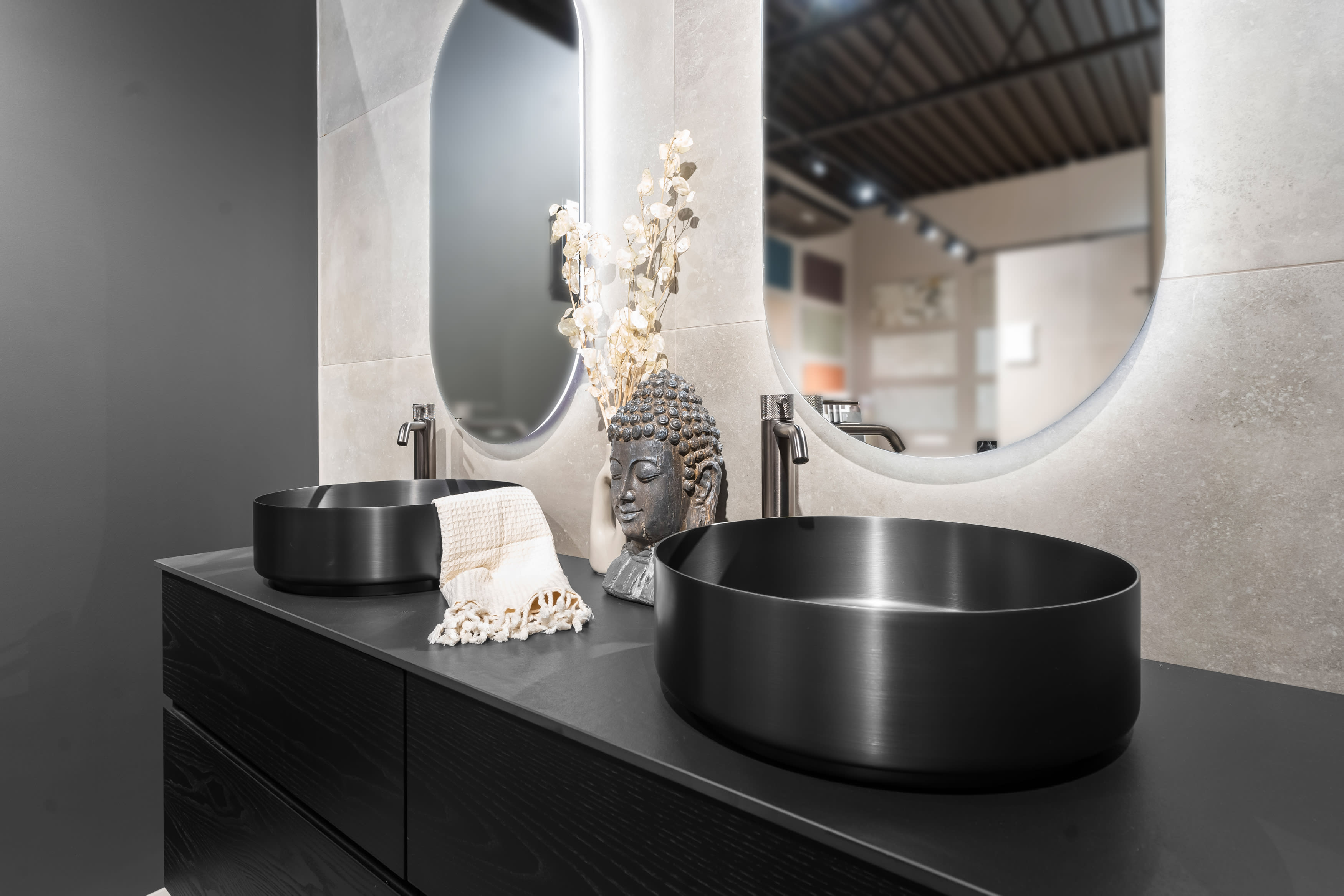 Svedbergs baderominnredning hos Norfloor i fargen gun metal