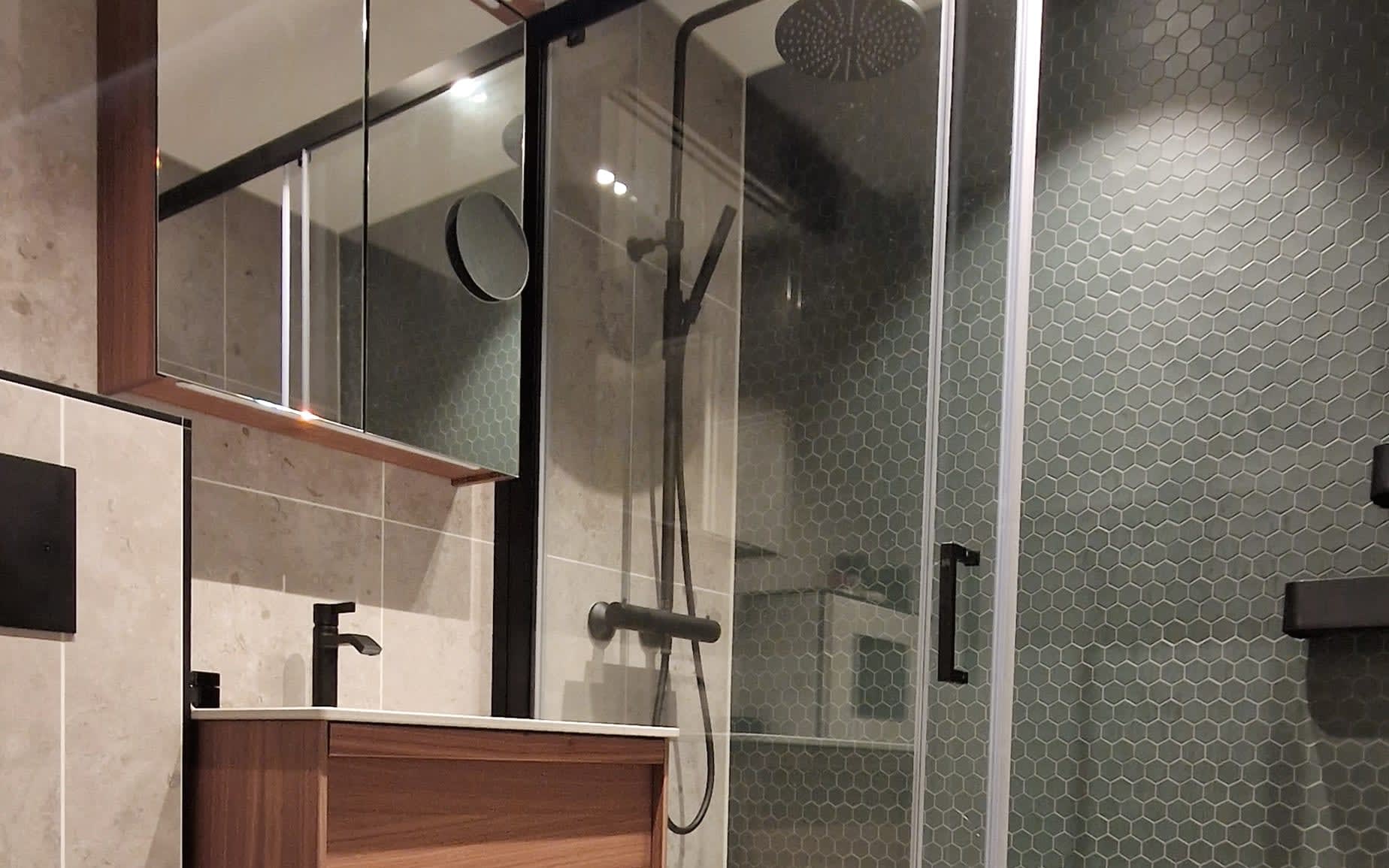 Baderom med Bricmate-fliser, Tapwell-armatur, Haven baderomsinnredning og Alma Aquasense-toalett.