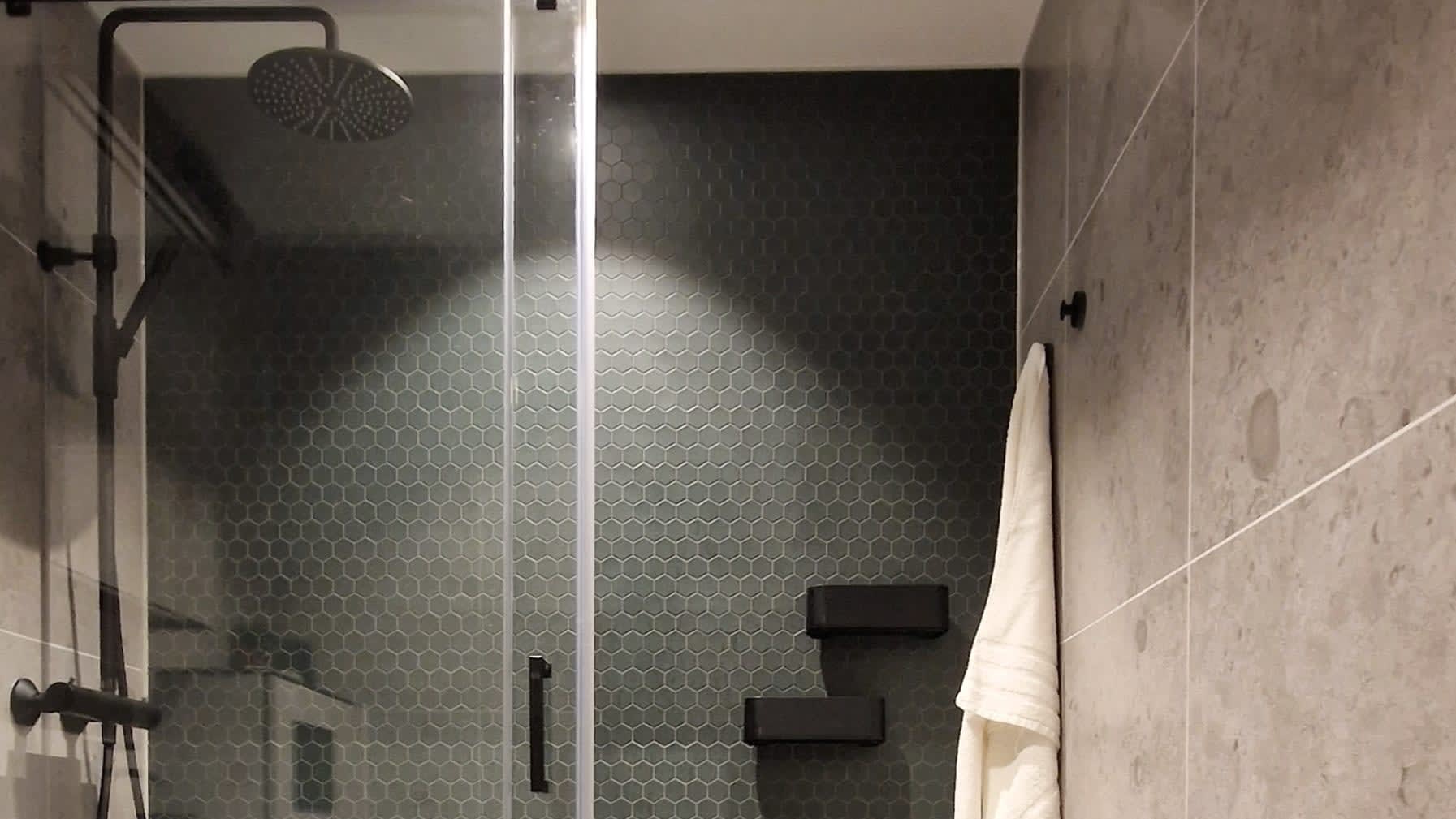 Bricmate-fliser, Tapwell takdusj i sort matt og heksagonfliser