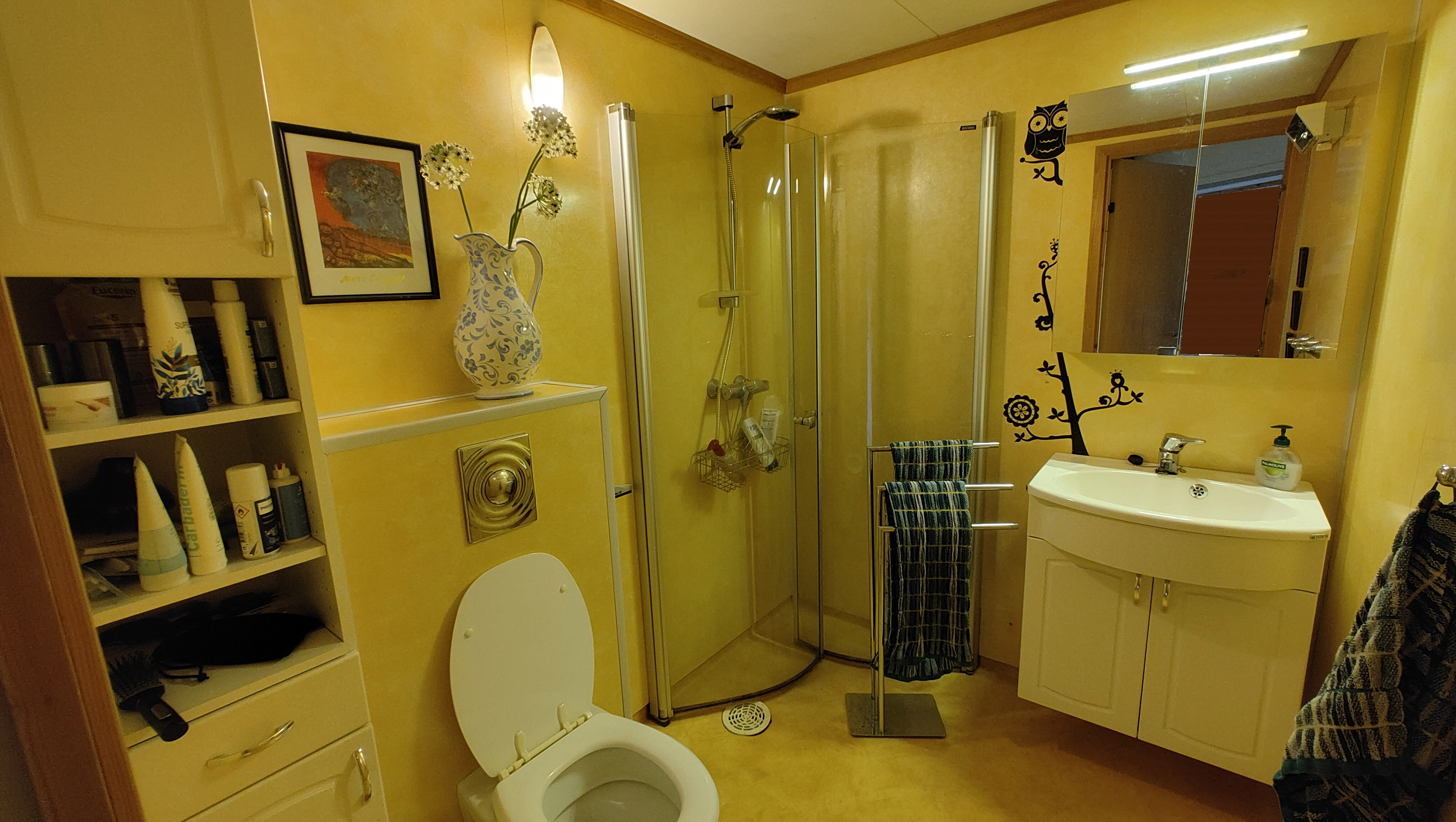 Se den utrolige forvandlingen av dette baderommet! Fra et eldre uttrykk med gule vegger og klassisk innredning til et stilrent og moderne bad med Bricmate-fliser, Haven baderomsinnredning, Tapwell-armatur og Alma Aquasense-toalett. En total oppgradering med smarte løsninger og tidløst design!