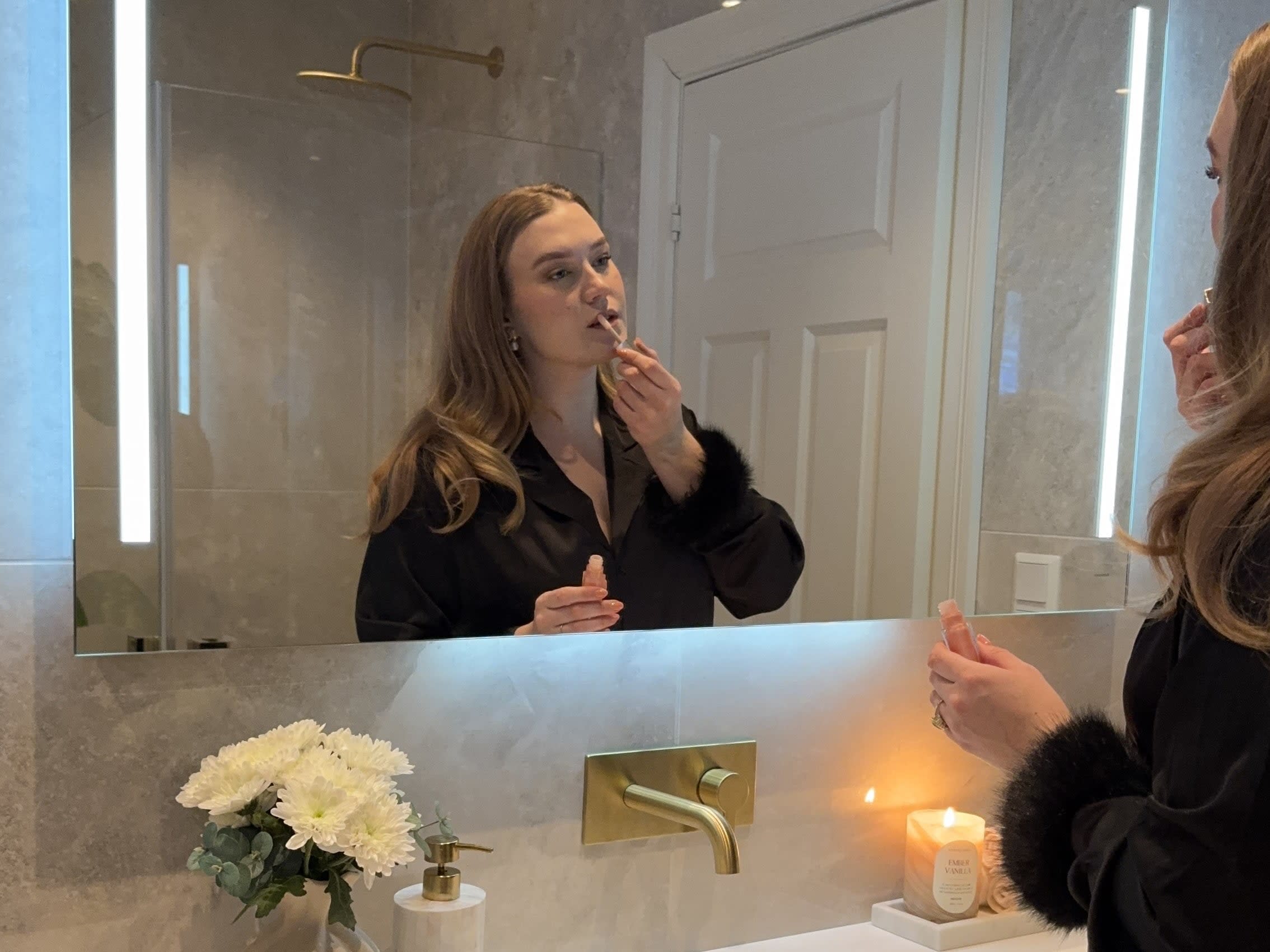 Helene Furø med rock salt fliser på baderommet.