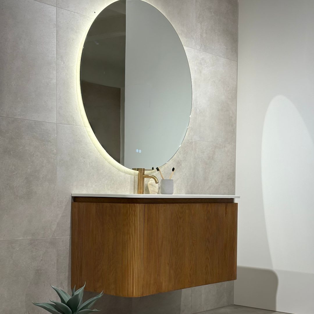 Alma Studio baderomsinnredning med buede linjer og rillet overflate.