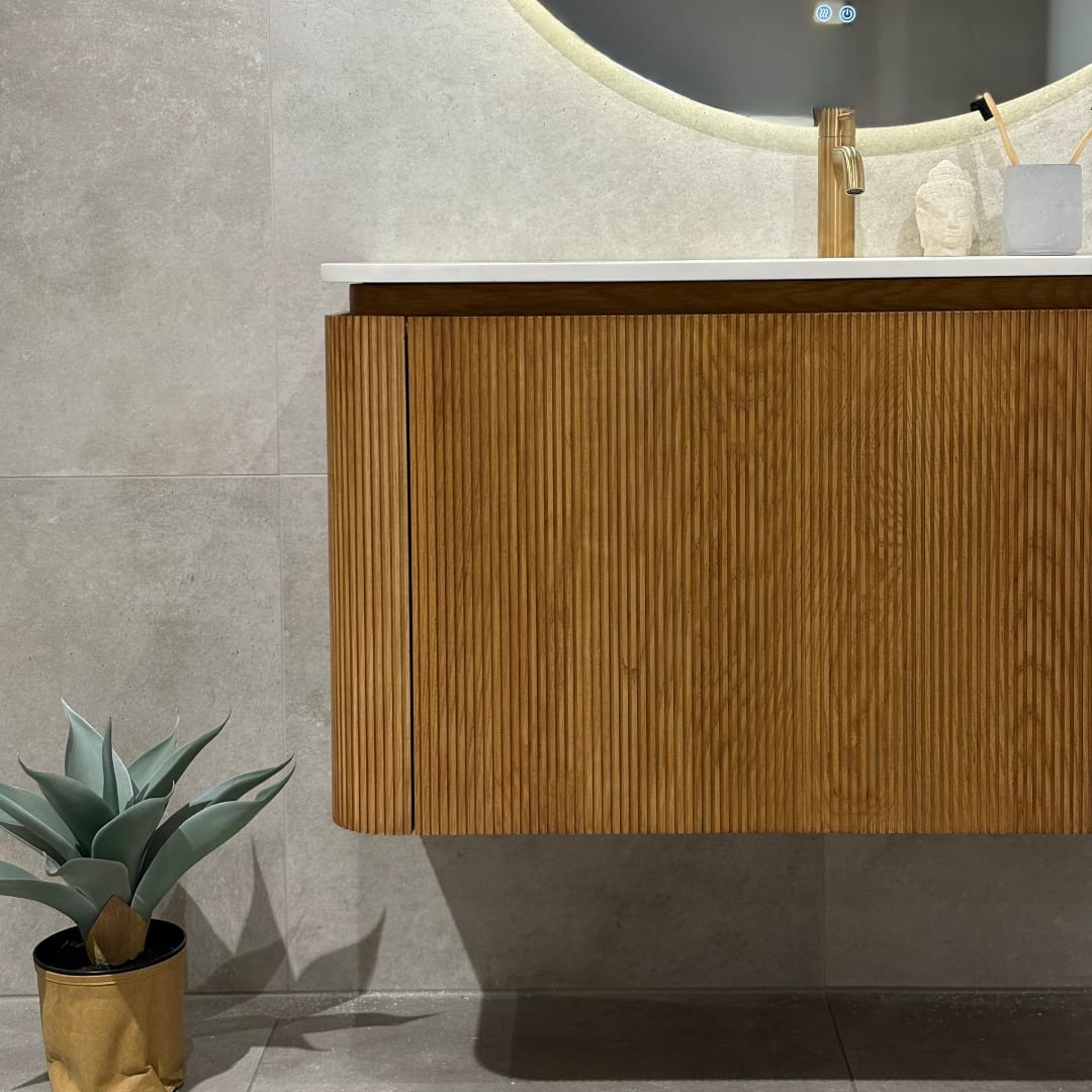 Alma Studio baderomsmøbel – buede linjer og rillet overflate. Buede fronter med rillet struktur og ekte trefinér og matt servant.