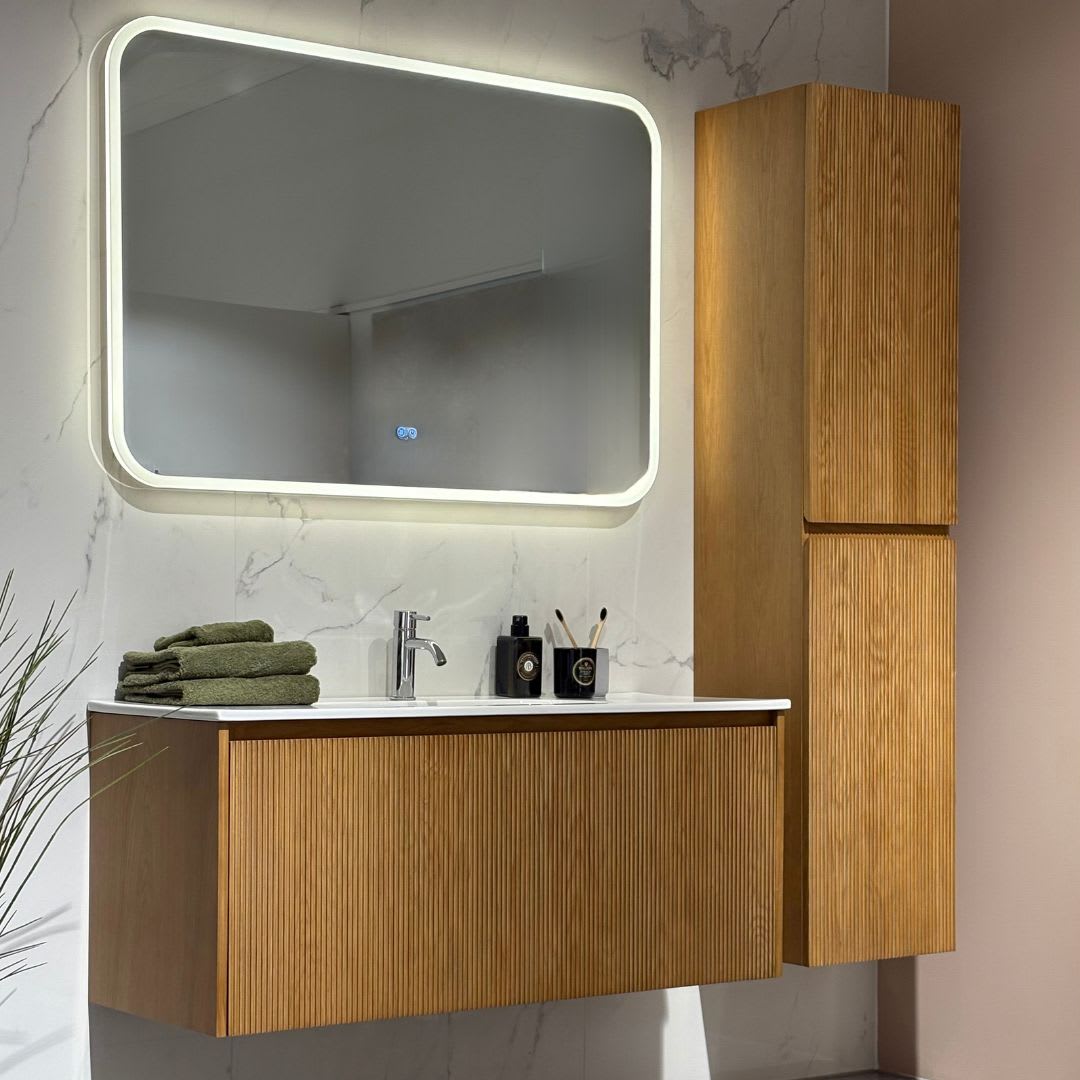 Alma Studio baderomsmøbel – buede linjer og rillet overflate. Fronter med rillet struktur og ekte trefinér og porselensservant.