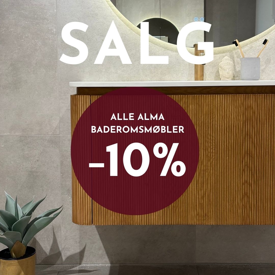 Baderomsinnredning i treverk med riller hos Norfloor.