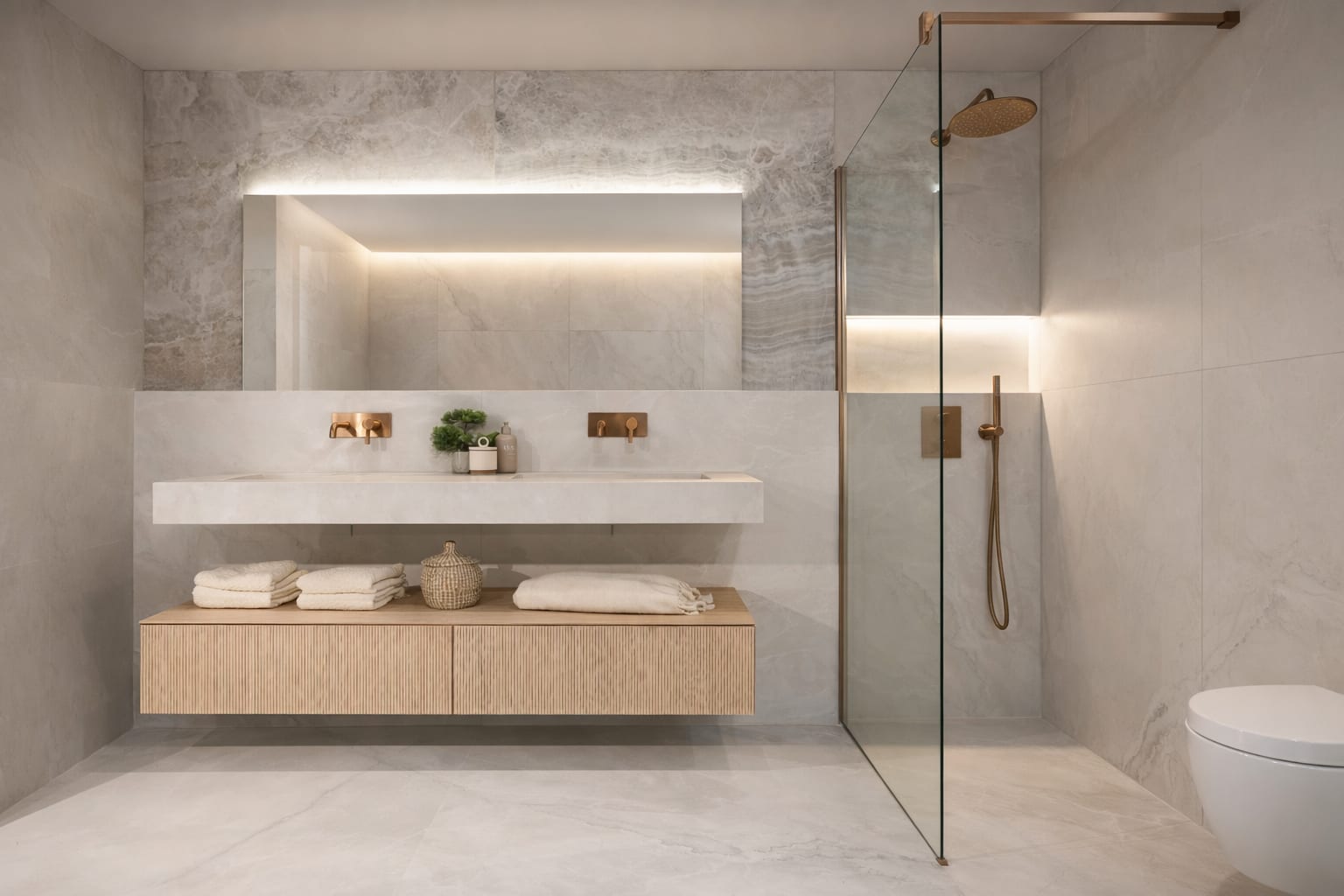 Moderne baderom med marmorfliser og innebygd armatur