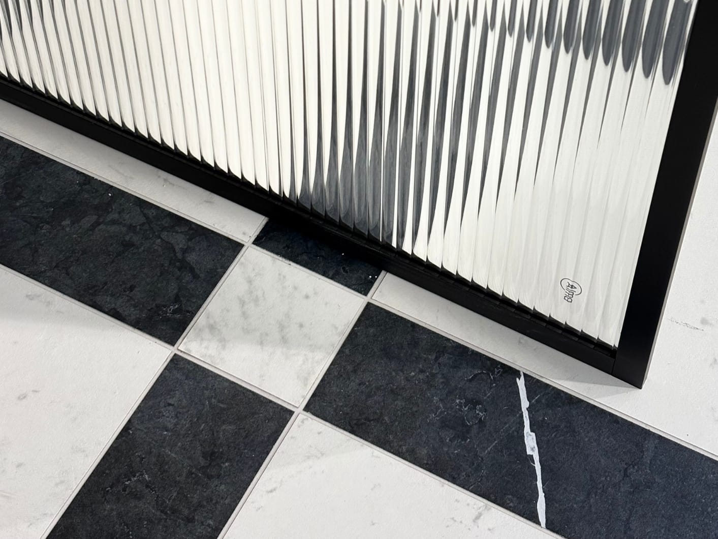 Classica Carrara og Nero Marquina grafisk gulv gjør det klassisk og moderne.