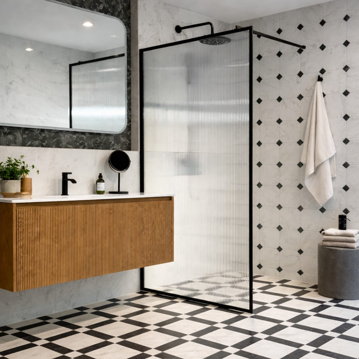 Carrarafliser på vegg med rutegulv i hvitt og sort. Baderomsmøbel i lys eik med sort armatur og dusj.