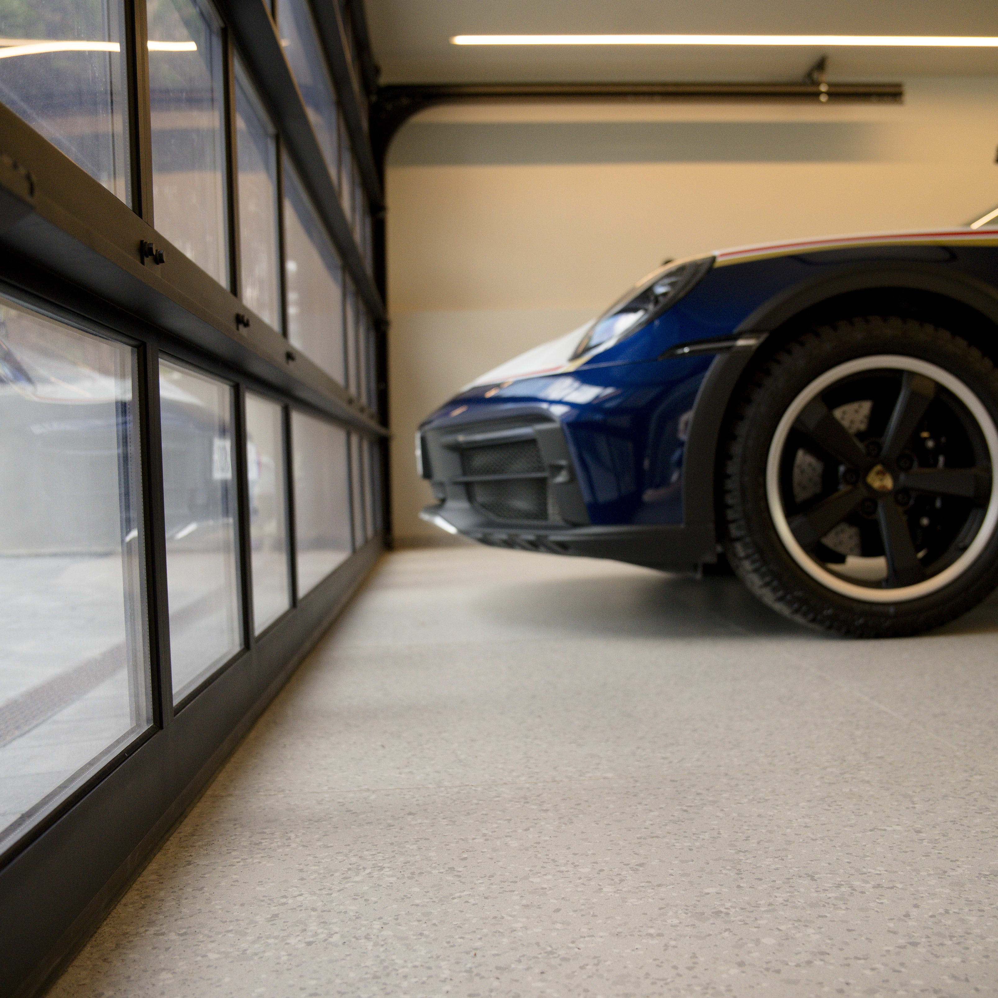 Imola fliser i garasje med Porsche