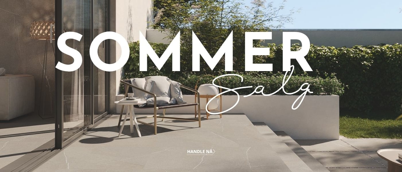 Sommersalg hos Norfloor – inspirasjonsbilde av eksklusivt uteområde med store utefliser, moderne loungemøbler og grønne omgivelser, sett fra terrasse med utsikt til stue.