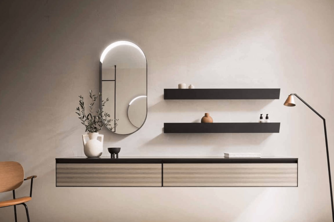 Baderomsinnredning i tre med hyller og ovalt speil fra Arbi.