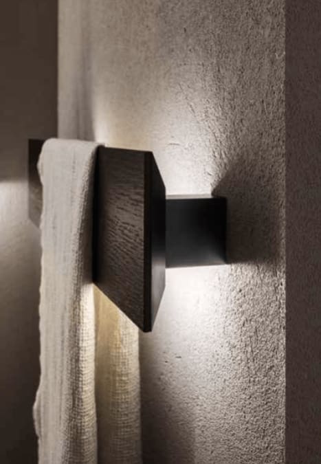 Håndklestang i tre med led lys fra Arbi.