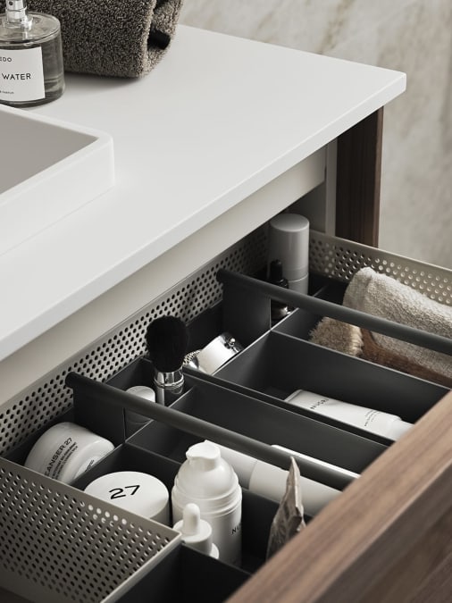 Haven H2 baderomsinnredning hos Norfloor med skuffeinndeler laget av bambus.