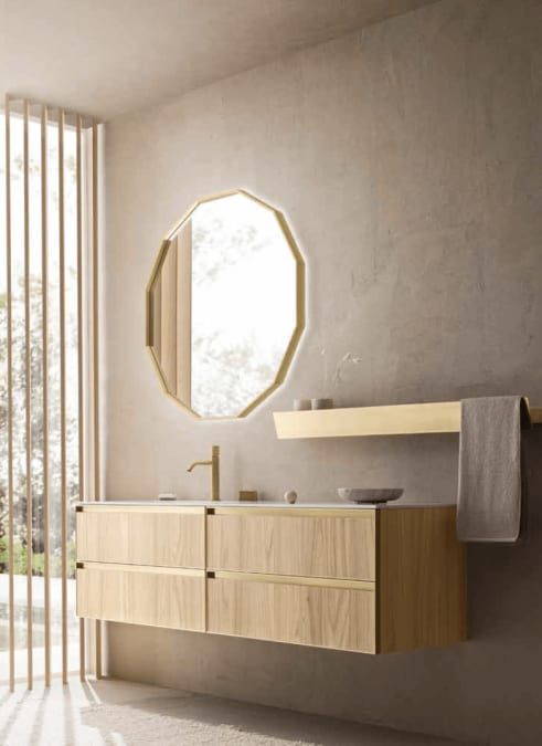 Baderomsinnredning i tre med messing på baderomsmøbel, baderomshylle og speil.