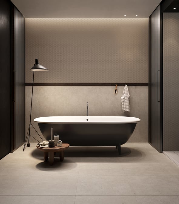 Beige fliser på baderom med store gulvfliser og beige mosaikkfliser på veggen.