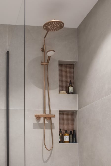 Takdusj i kobber fra Korsbakken på badet til @casachicks med Blox fliser fra Norfloor.