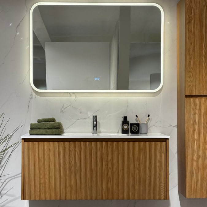 Avlangt speil med lysramme.