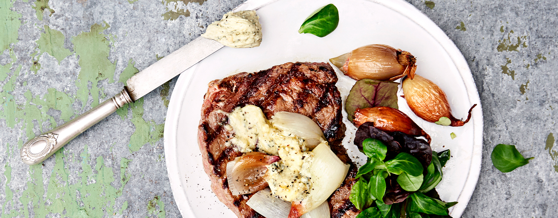 Grillet entrecôte med Norzolasmør og myk sjalottløk