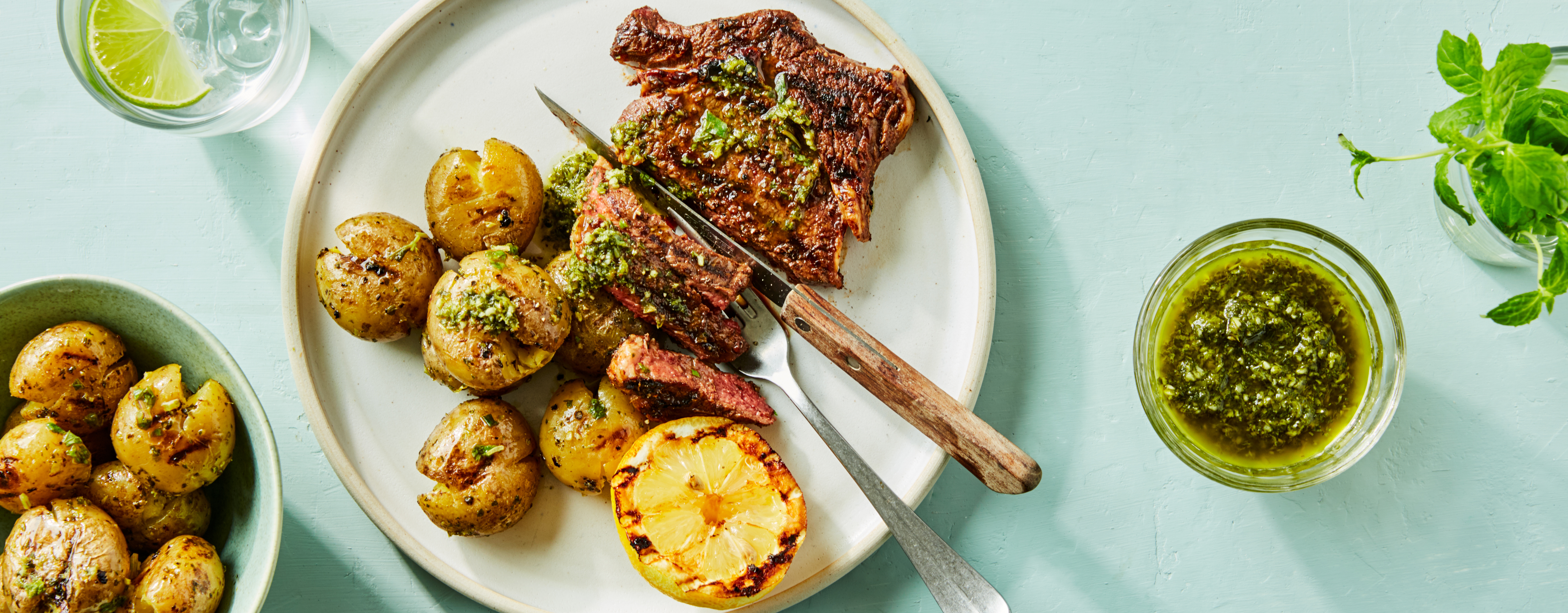Entrecôte med grillede nypoteter og urteolje