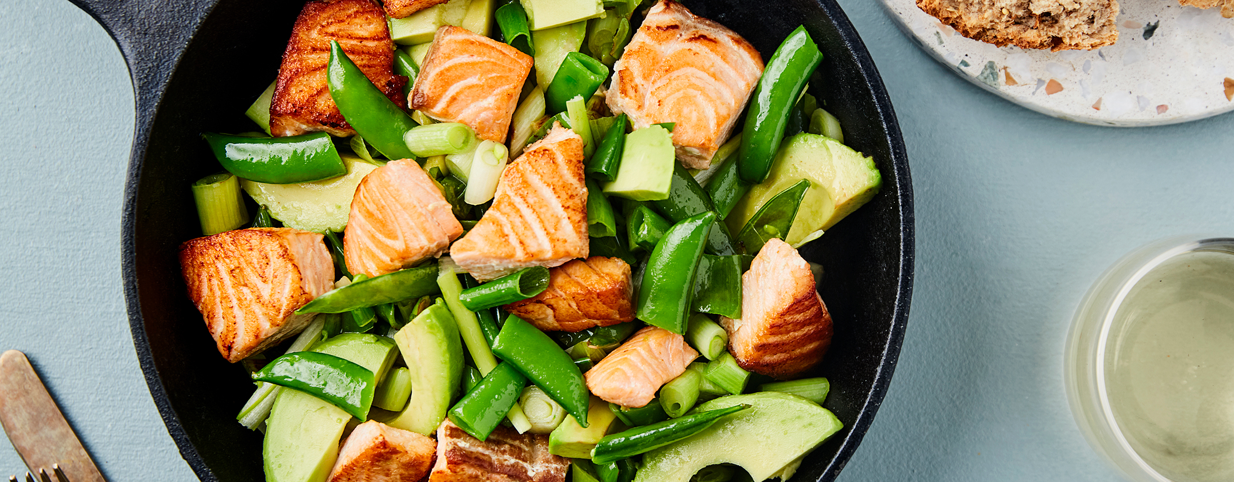 Laksewok med avokado og sukkererter