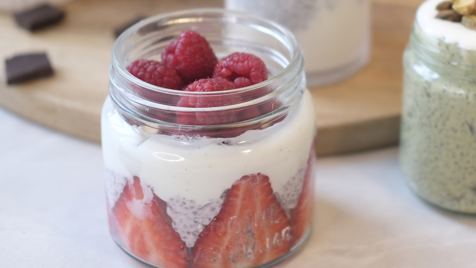Rosa chiapudding med bringebær