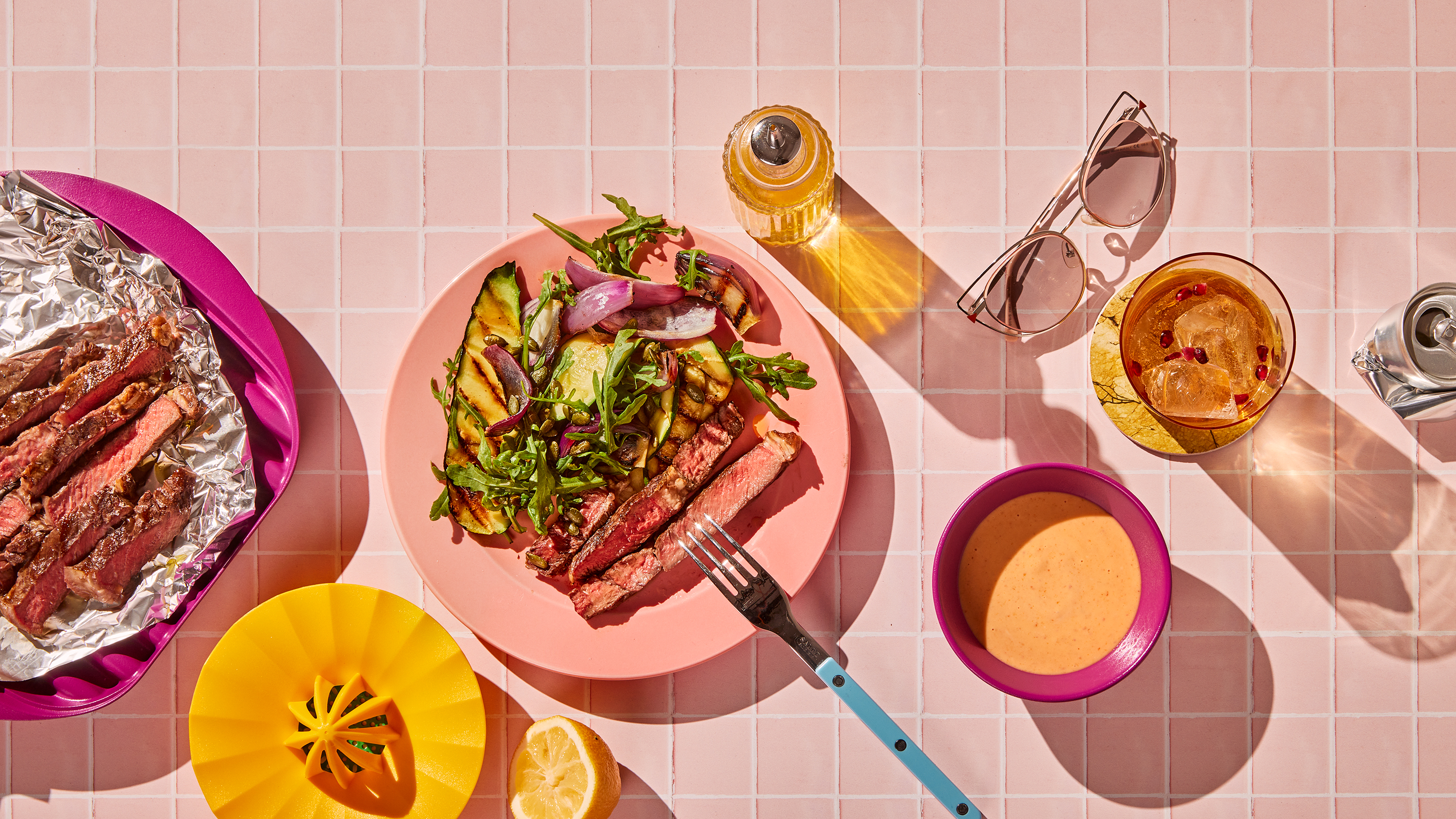 Entrecôte med grillet squashsalat og sriracha-majones