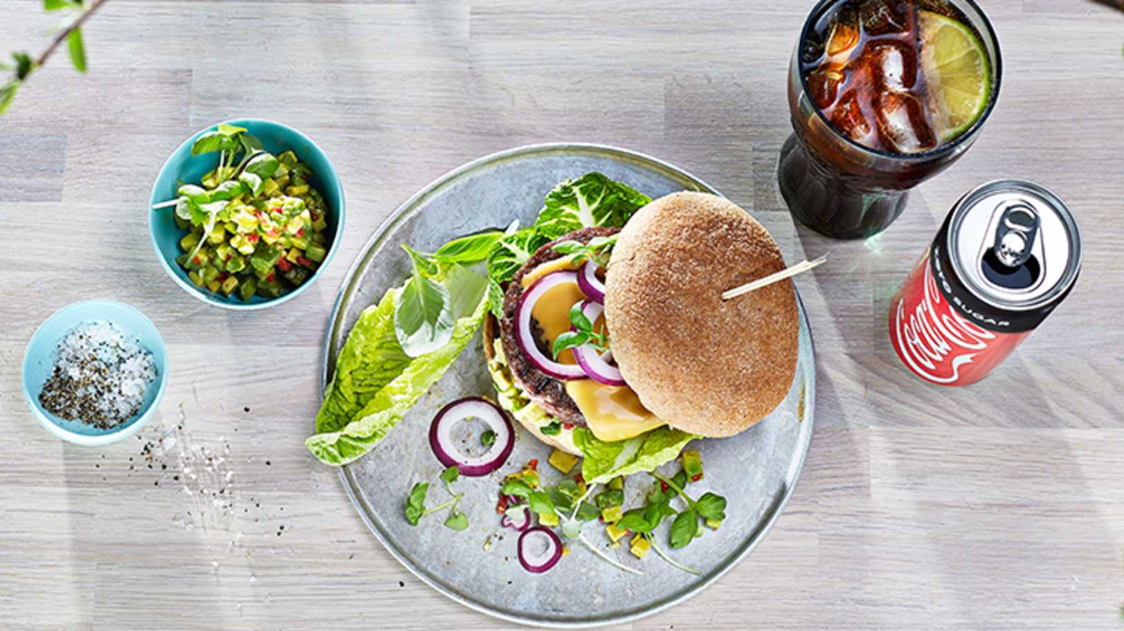 Burger med chunky guacamole, hjertesalat og cheddarost